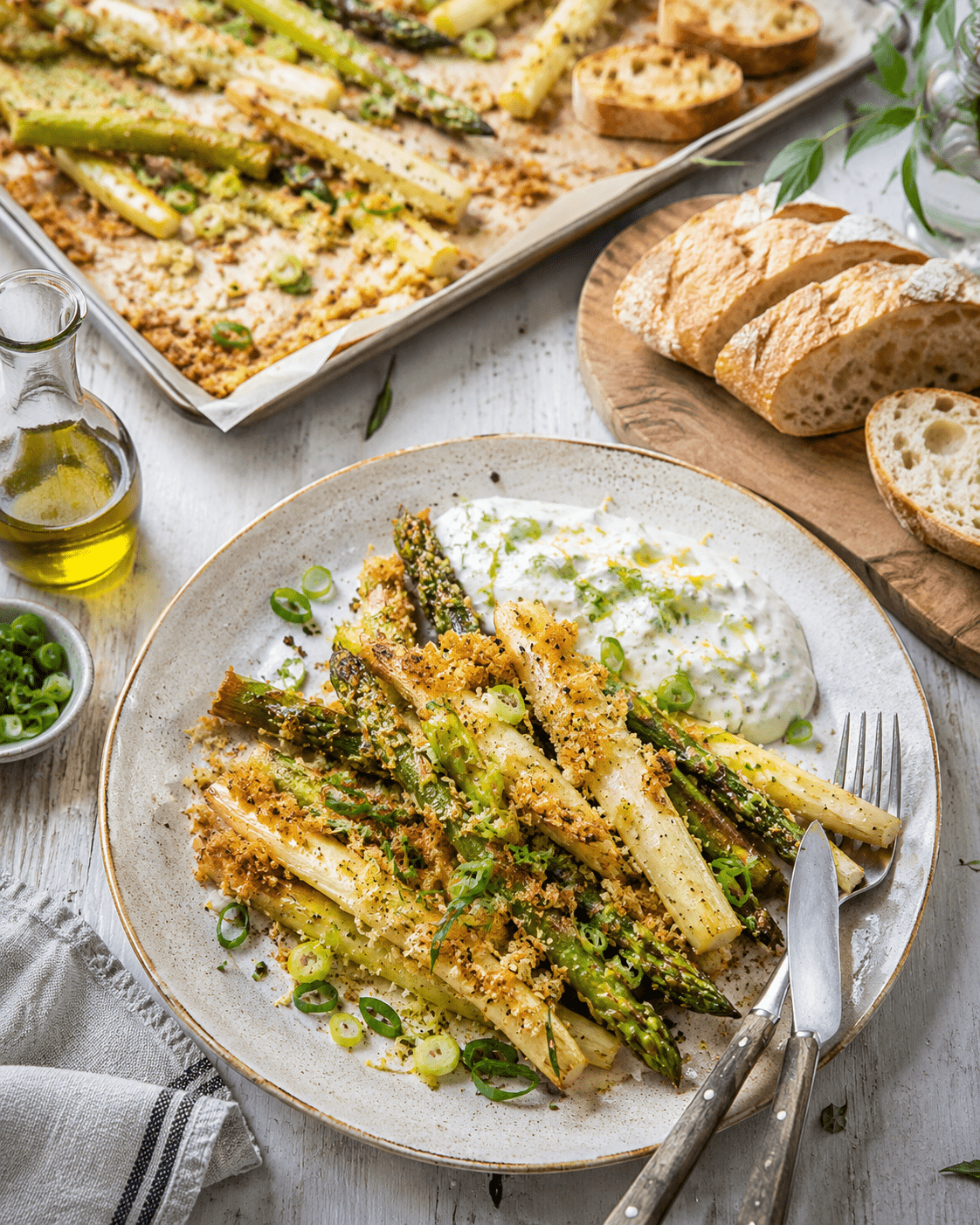 Knusper Spargel vom Blech mit Panko-Parmesan und Zitronenjoghurt
